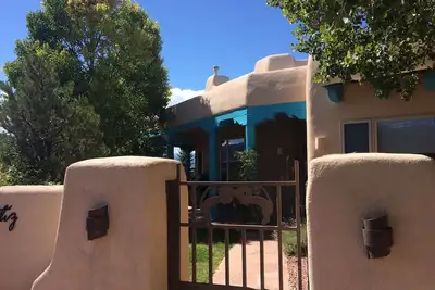 Image de Belle maison, vues spectaculaires, près du centre de Taos et de la vallée de ski, bain à remous