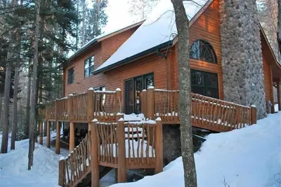 Image de Executive Log Home ~ Basse Lk ~ 4br + Loft / 3. 5ba ~ Sleeps24 Sauna / Salle de jeux / Salle de théâtre / Bar