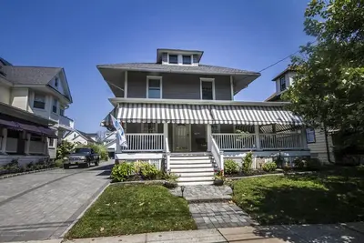 Image de Luxueux Belmar Beach House avec piscine et véranda (5 pâtés de maisons de la plage)
