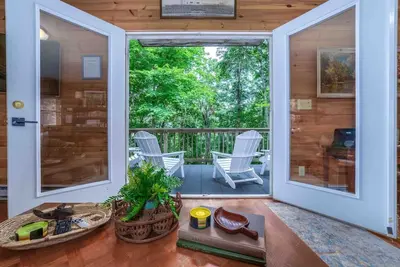 Image de Adorable chalet avec bain à remous - à pied du Château Morrisette, près de la promenade!