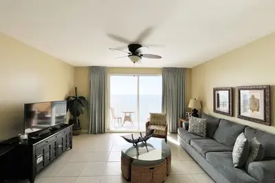 Image de Splash Resort Beachfront Condo. Service de plage saisonnier inclus **