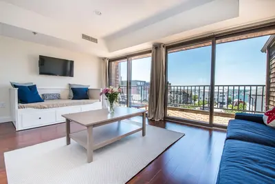 Image de Condo de luxe Newport Harbor avec vue imprenable sur le front de mer