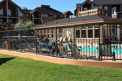 Image de Luxueux condo au bord du lac, 3 chambres, pour 6 personnes. Ski en hiver. Les golfeurs et les familles nombreuses.