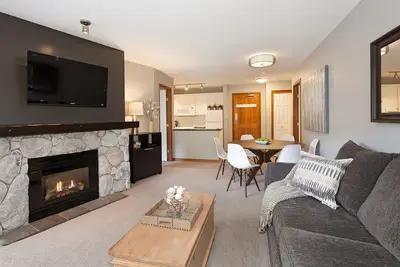 Image de Luxe Aspens Ski-in / Ski-out Entièrement amélioré Condo 2 chambres / 2 salles de bain avec vue magnifique sur la montagne