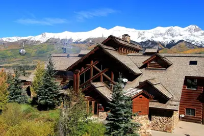 Image de Luxueuse suite à deux chambres avec cuisine complète, cheminée à gaz et balcon