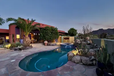 Image de Maison PRIVÉE Parfaite avec piscine/spa, vues irréelles, entourée de 20 acres!