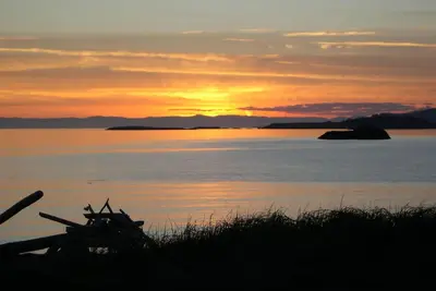 Image de Front de mer avec des couchers de soleil spectaculaires. Île Lopez