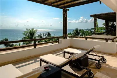 Condo de luxe à aire ouverte sur la plage!