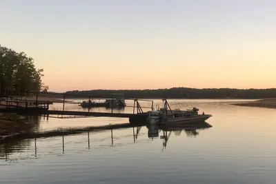 Image de \"Savannah Shores\" se situe entre les vergers de Clemson et le terrain de camping d'Oconee Point