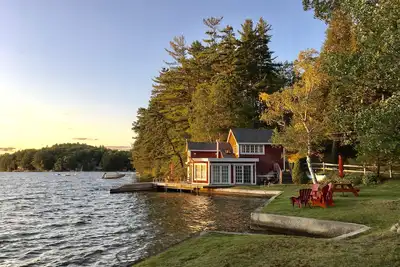 Image de Maison de bateau Cottage sur Great East Lake.