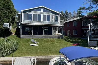Image de Belle maison Waterfront avec quai en eau profonde sur le lac Onota