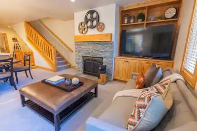 Image de 3Bed 3Bath w / Private Hot Tub. Marchez jusqu'à la rue principale historique, remontées mécaniques de la ville et plus encore!