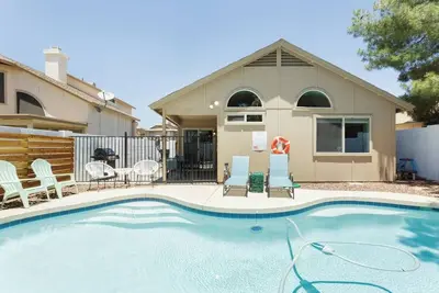 Image de Maison privée hautement rénovée avec piscine chauffée