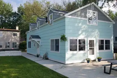 Image de Maison à thème nautique au bord du lac avec cour privée et accès à l'eau au fond de sable!
