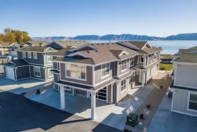 Image de La plus belle maison au bord du lac Bear Lake dans le complexe privé Legacy Beach.