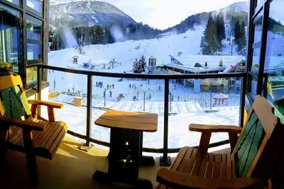 Image de Propriété faisant face à la plus grande montagne dans le célèbre Carleton Lodge - 4 chambres à coucher!