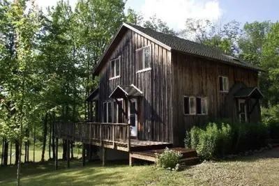 Image de Chalet confortable avec 5 chambres niché dans les bois avec un étang à 1, 5 km de l'établissement Chq