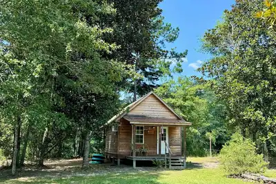Image de Creekside Cabin sur Red Creek, Ă quelques pas de l'eau!