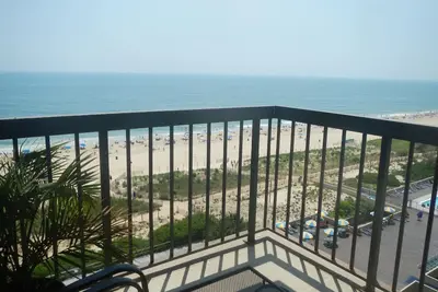 Image de Oceanfront Condo de luxe avec 3 piscines, tennis, basket +++