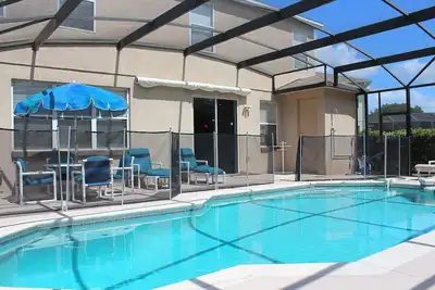Image de Spacieuse maison entièrement meublée avec piscine chauffée et spa, à 25 minutes de Disney et Universal