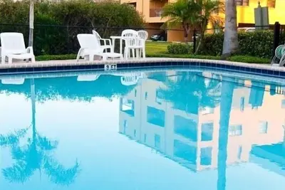Image de Condo spacieux de 2 étages, décor propre 3br, 2. 5 Ba. 2 étages, piscine au bord de l'eau