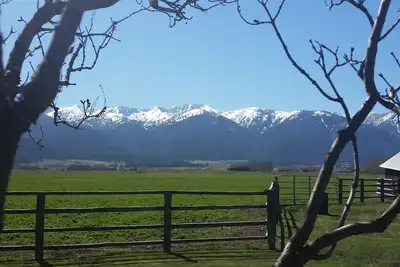 Image de \"Scenic Serenity\" Milieu rural dynamique avec une vue imprenable sur la montagne!