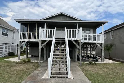 Image de Cozy Canal Beach House avec un quai privé à proximité de la plage.
