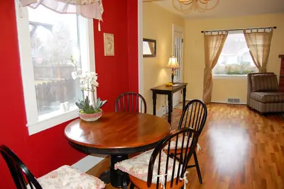 Image de Bend Bungalow - une promenade dans le parc du centre-ville et de la rivière!