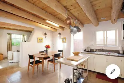 Image de Historique Adobe - Meilleur emplacement - Promenez-vous partout, spa privé. Spécial juin!