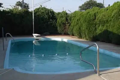 Image de Great Beach House! Piscine creusée et 2 1/2 blocs à la plage privée!