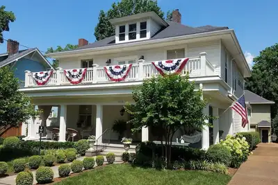 Image de Maison de 100 ans à cinq pâtés de maisons du centre-ville historique de Franklin, Tn