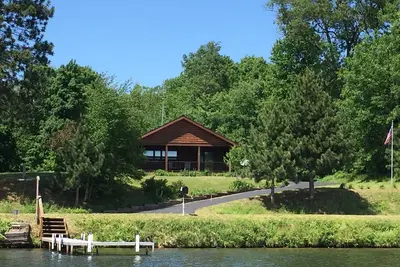 Image de Lieu paisible et sereine avec beaucoup de Lake View, Pêche, et sites sauvages.
