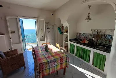 Image de Cosy maison sur la mer. 2 Pax, dans une falaise naturelle