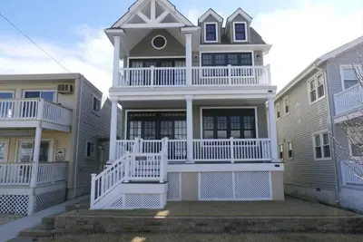 Image de 3br / 2ba 1er étage Beach House au 4641 West Ave - 2 blocs de la plage!