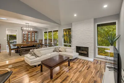 Image de Spacieux 4000 Sq Ft Maison Dans Quartier Calme
