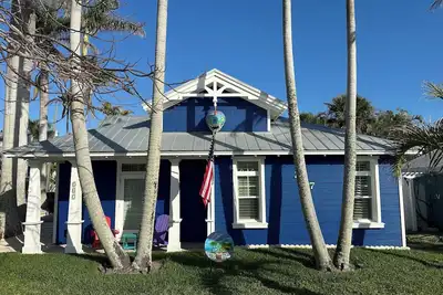 Image de BlueThe Blue House on Pine. ** Tarif été SPÉCIAUX ** Incroyable Super Propre ** Piscine *