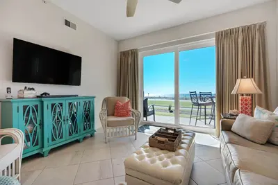 Image de Beach Retreat entièrement rénové plus luxueux Animaux acceptés First Floor Condo