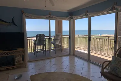 Image de Vue panoramique sur l'océan depuis ce front de mer, exposition sud Condominium au 2ème étage