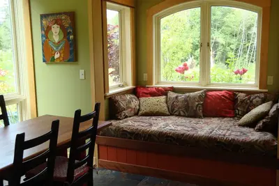 Image de Un chalet de charme artistique situé dans un beau jardin
