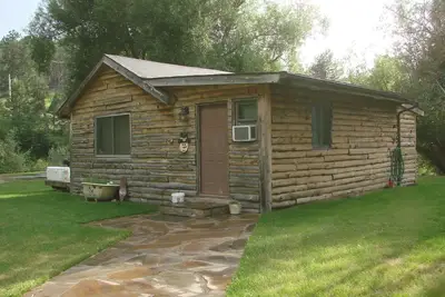 Image de Une cabane rustique / moderne près du ruisseau une grande cour avant et beaucoup d'animaux sauvages abondent