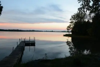Image de Maison récemment rénovée au bord du lac au cœur du comté de Prince Edward