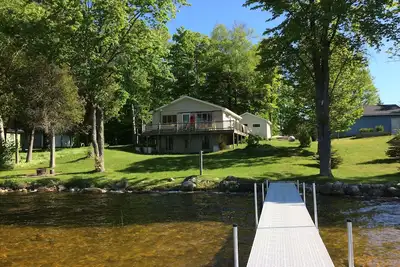 Image de Remodelé Lake Front Cottage On S. Lac Manistique, superbes vues et pêche
