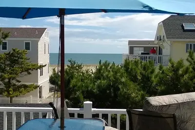 Image de Oceanblock Contemporary Home dans le centre de Beach Haven! ! 5 Bdrm