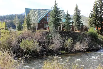 Image de Hidden River Lodge, belle et spacieuse maison au bord de la rivière, pour 15 personnes