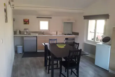 Image de Lolile 3 : Appartement climatisé avec terrasse dans un centre-ville, au calme