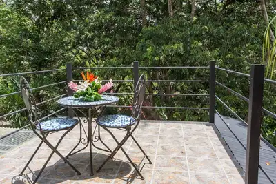 Image de Maison tropicale dans le jardin de la jungle avec piscine commune, Manuel Antonio