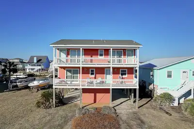 Image de 4 chambres, 2 salles de bains, maison Canal, à quelques pas de l'accès à la plage.