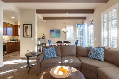 Image de 3Bd \/ 3Ba sur Paseo - Emplacement IDÉAL, famille optimisée avec des mises à niveau de luxe!