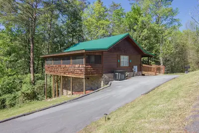 Image de Cabane romantique près d'un étang de pêche-véranda-bain à remous-WiFi gratuit-animaux Ok-confidentialité