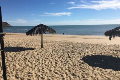 Image de 2 chambres, 1 salle de bain à un pâté de maisons de la meilleure plage et à quelques pas du Malecon.